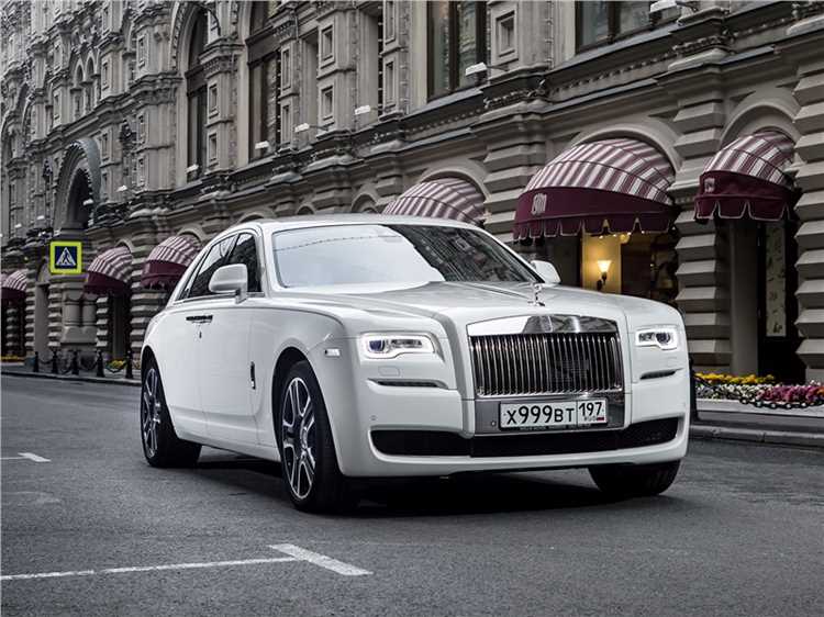 Какие элементы задней оптики и бампера выделяют Rolls-Royce среди других машин