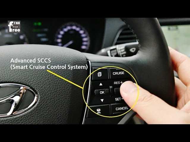На Kia Sorento кнопки управления круиз-контролем расположены на рулевом колесе, с правой стороны. В зависимости от года выпуска и комплектации модели (например, 2018–2023 гг.), блок может включать 4–5 кнопок: *ON/OFF*, *SET/–*, *RES/+*, *CANCEL* и иногда *LIMIT*. На моделях с адаптивным круиз-контролем добавляется кнопка *DIST* для регулировки дистанции.