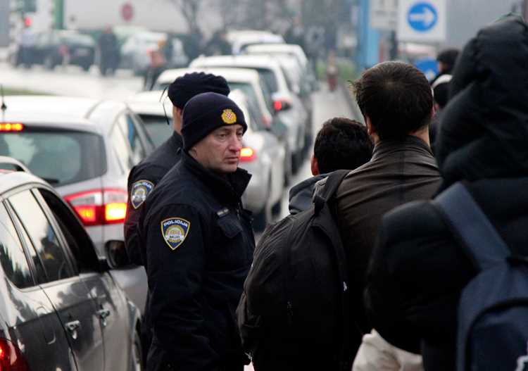 С момента возбуждения исполнительного производства приставы применяют меры взыскания: блокировку расчетных счетов, арест имущества, ограничение на выезд руководителя за границу. Банки обязаны списывать средства со счетов должника в приоритетном порядке – до удовлетворения требований других кредиторов. При отсутствии денежных средств на счетах приставы вправе обратить взыскание на транспортные средства, оборудование или недвижимость компании.