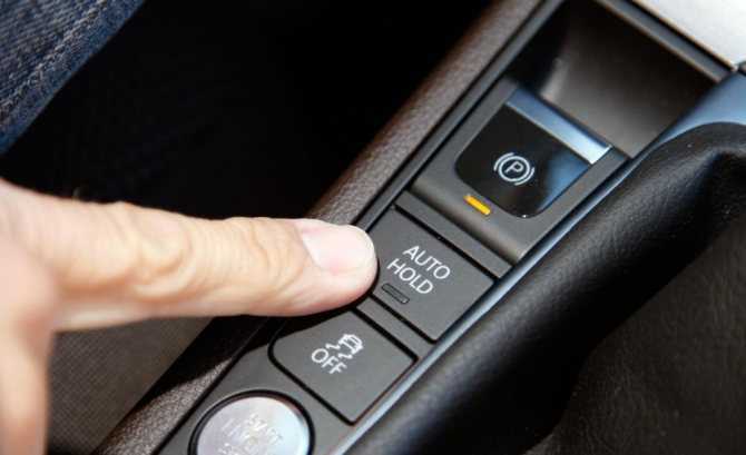 Где расположена кнопка Hold в салоне Toyota Camry