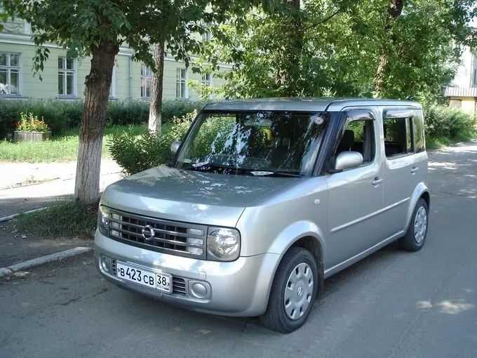 Какие модификации Nissan Cube с левым рулём существуют и чем отличаются