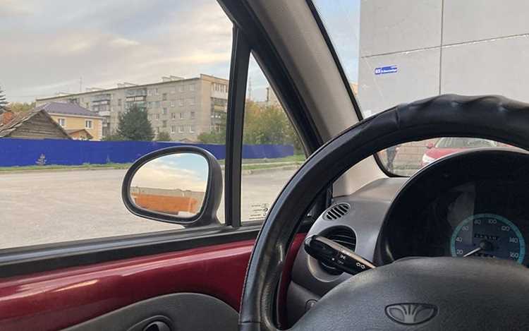 Регулировочный винт на автомобильном зеркале для чего