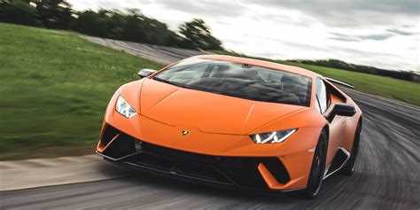 Huracán Evo Spyder теряет 10 л.с. из-за изменений в системе выпуска, адаптированной под открытый верх, но сохраняет динамику купе: 3,1 секунды до 100 км/ч. Разница в весе (1520 кг против 1422 кг у купе) компенсируется перенастроенной подвеской и аэродинамикой. Владельцам Spyder стоит учитывать, что максимальная скорость снижается с 325 до 323 км/ч, а расход топлива в смешанном цикле вырастает на 0,3 л/100 км.