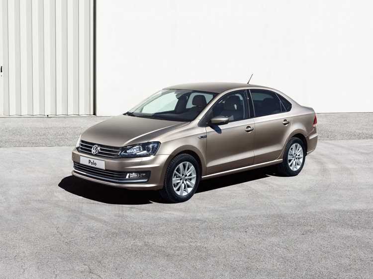 Разница в стоимости между базовыми версиями Polo и Jetta составляет undefined700 000 рублей</strong>, что объясняется классом автомобилей. Polo – субкомпактный седан, Jetta – представитель гольф-класса с более просторным салоном и продвинутой электроникой. При выборе стоит учитывать:»></p>
<ul>
<li>Polo дешевле в обслуживании: расход топлива ниже на 0,5–1 л/100 км, запчасти доступнее.</li>
<li>Jetta предлагает лучшую шумоизоляцию, более комфортную подвеску и мощные моторы.</li>
<li>В топовых комплектациях Jetta опережает Polo по безопасности: 6 подушек против 4, система контроля слепых зон и автоматическое торможение.</li>
</ul>
<p>Актуальные цены могут меняться из-за скидок дилеров, программ трейд-ин или специальных предложений. Например, в 2024 году Volkswagen предлагает субсидированный кредит под 3% годовых на Polo и Jetta, что снижает итоговую стоимость на 5–7%. Также стоит учитывать стоимость страховки: для Polo она начинается от <strong>45 000 рублей</strong> в год, для Jetta – от <strong>60 000 рублей</strong> из-за более высокой рыночной стоимости.</p>
<p>При покупке рекомендуется сравнивать не только цены, но и стоимость владения. За 3 года эксплуатации Polo в базовой комплектации обойдётся примерно в <strong>2 200 000 рублей</strong> (включая ТО, топливо, страховку), Jetta – в <strong>3 000 000 рублей</strong>. Если бюджет ограничен, Polo – оптимальный выбор. Для тех, кто ценит комфорт и статус, Jetta оправдывает разницу в цене.</p>
<h2>Какие системы безопасности и технологии доступны в Поло и Джетте</h2>
<p><img decoding=