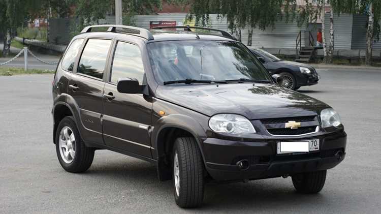 Шевроле Нива (Chevrolet Niva) второго поколения, представленная в 2020 году, получила значительные обновления в плане технологий. В топовых комплектациях доступны боковые подушки безопасности и шторки безопасности, защищающие пассажиров при боковом ударе. Система курсовой устойчивости (ESC) с функциями контроля тяги (TCS) и помощи при старте на подъеме (HSA) стала стандартной для версий с АКПП. Датчики давления в шинах (TPMS) и камера заднего вида с динамической разметкой упрощают маневрирование в городских условиях. Однако адаптивный круиз-контроль и система автоматического торможения (AEB) остаются недоступными даже в премиальных модификациях.