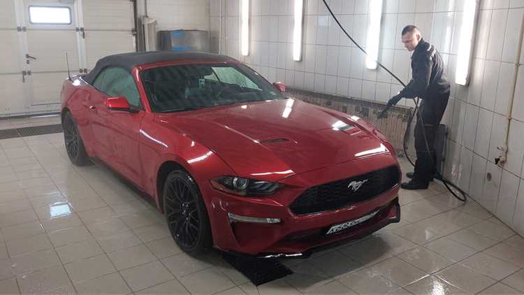 Цена комплексной мойки в Москве варьируется от 1 200 до 3 500 рублей в зависимости от класса автомобиля и набора услуг. Для седана гольф-класса базовый пакет обойдется в 1 500–1 800 рублей, для кроссовера – на 20–30% дороже. Доплачивать за экспресс-мойку (без сушки и полировки) не имеет смысла – экономия в 300–500 рублей обернется разводами на кузове и быстрым загрязнением. Лучше выбирать сервисы с фиксированными тарифами, где нет скрытых доплат за 