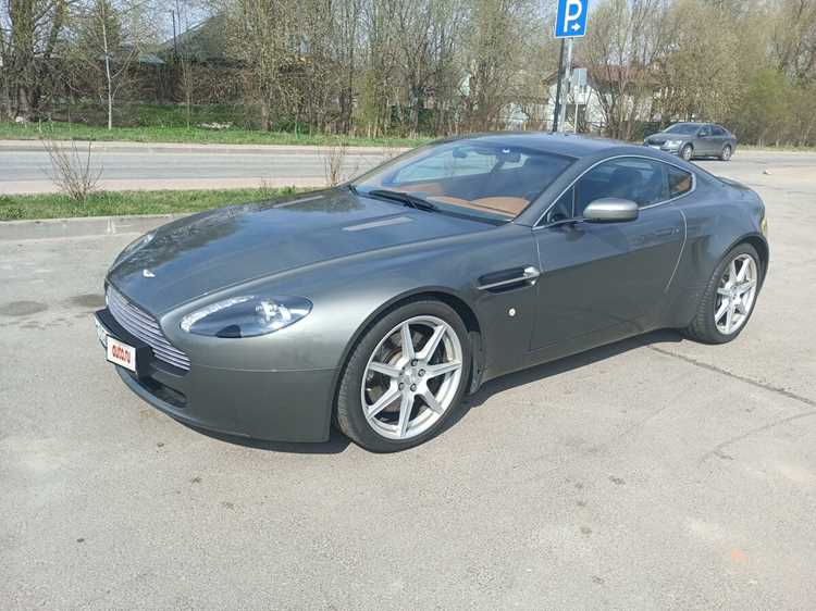 Ключевое отличие Aston Martin – индивидуализация. Опция Q by Aston Martin позволяет заказчику изменить до 90% элементов экстерьера и интерьера, что увеличивает стоимость на 15–25%. У конкурентов аналогичные программы (например, Porsche Exclusive Manufaktur) добавляют 10–20%, но не предлагают такой же уровень кастомизации. Для коллекционеров это аргумент в пользу Aston Martin, несмотря на более высокую базовую цену.