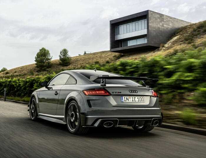 Сравнение цен на Audi TT RS 2024 года с предыдущими поколениями