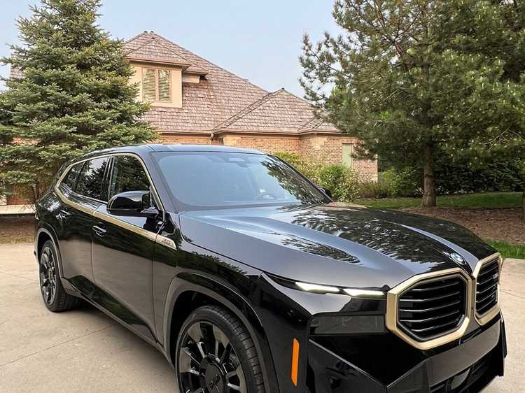 Какие опции включены в базовую и топовую комплектации BMW XM