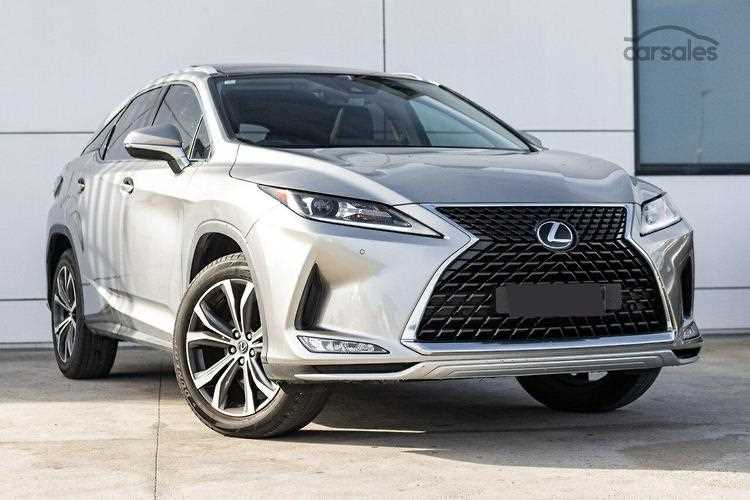 undefinedСтоимость базовых комплектаций Lexus в России (январь 2024)</caption>
<p>«></p>
<thead>
<tr>
<th>Модель</th>
<th>Тип двигателя</th>
<th>Мощность, л.с.</th>
<th>Привод</th>
<th>Цена, руб.</th>
</tr>
</thead>
<tbody>
<tr>
<td>ES 250</td>
<td>2.5L бензин</td>
<td>209</td>
<td>Передний</td>
<td>4 250 000</td>
</tr>
<tr>
<td>UX 200</td>
<td>2.0L бензин</td>
<td>171</td>
<td>Передний</td>
<td>4 490 000</td>
</tr>
<tr>
<td>UX 250h</td>
<td>2.0L гибрид</td>
<td>184</td>
<td>Полный</td>
<td>4 990 000</td>
</tr>
<tr>
<td>NX 250</td>
<td>2.5L бензин</td>
<td>204</td>
<td>Передний</td>
<td>5 150 000</td>
</tr>
<tr>
<td>NX 350h</td>
<td>2.5L гибрид</td>
<td>242</td>
<td>Передний</td>
<td>5 650 000</td>
</tr>
<tr>
<td>RX 350</td>
<td>2.4L турбо</td>
<td>279</td>
<td>Полный</td>
<td>7 850 000</td>
</tr>
<tr>
<td>LS 500h</td>
<td>3.5L гибрид</td>
<td>359</td>
<td>Задний</td>
<td>12 950 000</td>
</tr>
</tbody>
</table>
<p>При выборе базовой комплектации Lexus учитывайте, что дилеры часто предлагают дополнительные пакеты опций, увеличивающие стоимость на 5–15%. Например, для ES 250 доступен пакет «Premium» за 250 000 рублей, включающий 18-дюймовые диски, вентиляцию передних сидений и проекционный дисплей. Для NX 350h опция «F Sport» добавляет спортивный обвес, перфорированные тормозные диски и адаптивные амортизаторы за 400 000 рублей. Перед покупкой уточняйте наличие автомобилей на складе – срок ожидания может достигать 3–6 месяцев, особенно для гибридных версий.</p>
<h2>Какие модели Lexus подорожали сильнее всего за последний год</h2>
<p><img decoding=