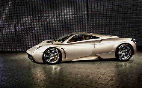 Сколько стоит базовая версия Pagani Huayra в России в 2024 году