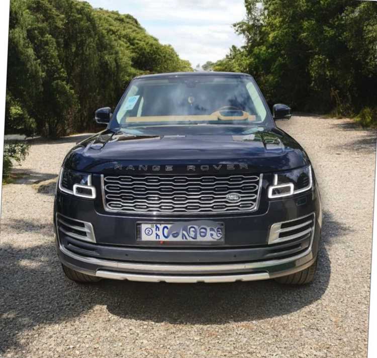 Налог на роскошь для Range Rover Vogue в 2024 году составляет 150% от базовой ставки транспортного налога. Для Москвы это означает ежегодный платеж от 225 000 рублей (для P400) до 375 000 рублей (для P530). Страховка КАСКО обойдется в 3–5% от стоимости автомобиля, что при цене в 20 млн рублей составит 600 000–1 000 000 рублей в год. Эксплуатационные расходы также высоки: ТО у официального дилера стоит от 50 000 рублей за базовое обслуживание, а замена шин – от 200 000 рублей за комплект.