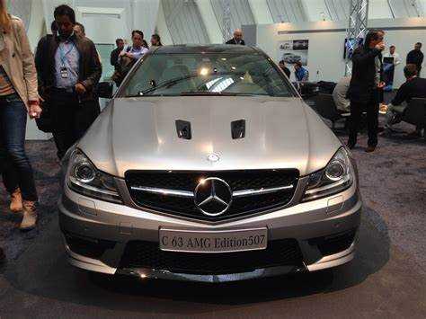 Тормозная система AMG использует составные диски из углерод-керамики (CCM) или высокоуглеродистой стали с перфорацией и насечками. Диаметр передних дисков на моделях C63 и E63 достигает 402 мм, задних – 360 мм, что на 20–30% больше, чем у гражданских версий. Суппорты – шестипоршневые спереди и однопоршневые сзади, с алюминиевым корпусом для снижения неподрессоренных масс. Колодки содержат керамические добавки, повышающие коэффициент трения до 0,45 при температуре 600°C, что критично для трековых заездов. В режиме 