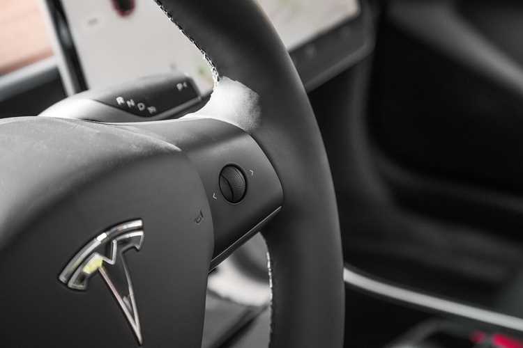 Как устроен авиационный руль в автомобилях Tesla