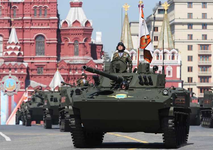 Подготовка экипажей и механиков к участию в параде: тренировки и требования