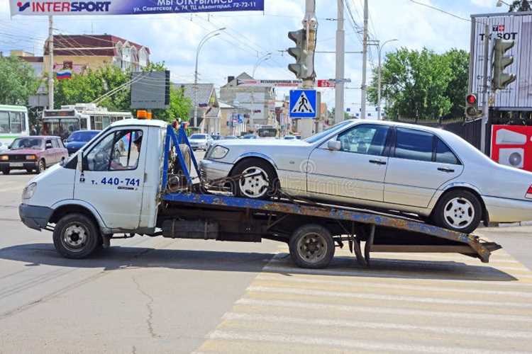 В бюджетном сегменте выделяются undefinedKia K5</strong> и <strong>Hyundai Elantra</strong> – обе модели получили обновленный дизайн, цифровые панели приборов и адаптивный круиз-контроль даже в базовых комплектациях. <strong>Elantra</strong> оснащается гибридной версией с расходом <strong>3,8 л/100 км</strong>, а <strong>K5</strong> предлагает 10,25-дюймовый экран мультимедиа с поддержкой Apple CarPlay и Android Auto без проводов. Для семейного использования рекомендуется <strong>Skoda Octavia</strong> с багажником <strong>600 л</strong> и пневматической подвеской в топовых версиях.»></p>
<p>При выборе новинки 2021 года обратите внимание на три ключевых параметра: <strong>запас хода/расход топлива</strong>, <strong>уровень оснащения базовой версии</strong> и <strong>стоимость владения</strong>. Например, <strong>Tesla Model 3</strong> остается лидером по совокупной экономии за 5 лет эксплуатации благодаря низким затратам на электроэнергию и минимальному техническому обслуживанию. В то же время <strong>Mercedes-Benz E-Class</strong> оправдывает премиальную цену за счет ресурса двигателей <strong>OM654 (дизель)</strong> и <strong>M256 (бензин)</strong>, превышающего <strong>300 000 км</strong> без капитального ремонта.</p>
<h2>Автомобили 2021 года: список новинок и характеристики</h2>
<p><img decoding=