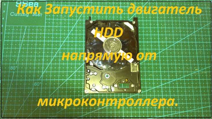 Небуферизованная память (unbuffered RAM) – это тип оперативной памяти, в котором отсутствуют промежуточные буферы между контроллером памяти и микросхемами DRAM. В отличие от регистровой (буферизованной) памяти, где сигналы проходят через дополнительные регистры для стабилизации, небуферизованные модули передают данные напрямую. Это снижает задержки, но увеличивает нагрузку на контроллер, что ограничивает максимальное количество модулей на канал.