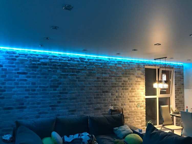Сравнение цен на одноцветные и RGB-ленты для потолочного освещения