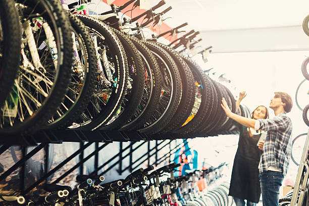 Шоссейные велосипеды с карбоновыми рамами и группами Shimano Ultegra или выше продают в